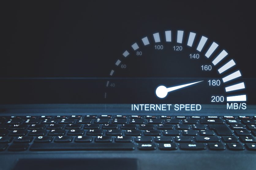 インターネットのスピードメーターとキーボード